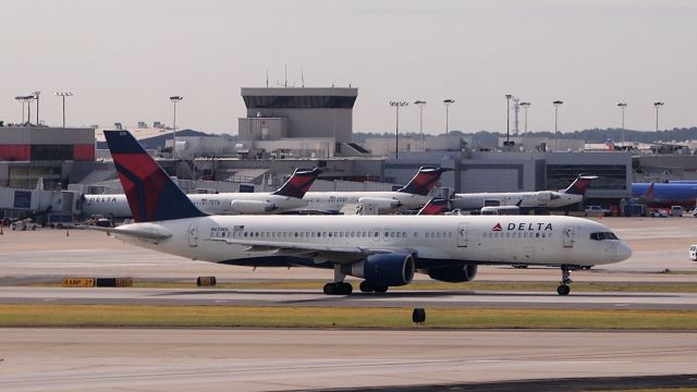 Boeing 757-200 (N674DL)