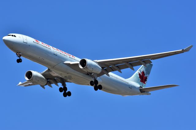 Airbus A330-300 (C-GFUR) - Air Canada Airbus A330-343 arriving at YYC on Apr 21.