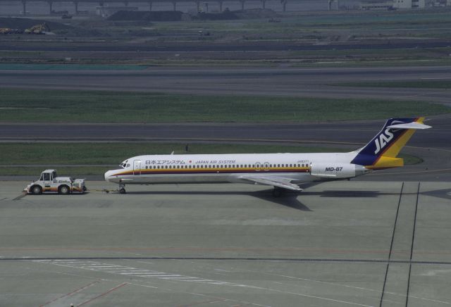 McDonnell Douglas MD-87 (JA8371) - Traction at Tokyo-Haneda Intl Airport on 1999/06/21