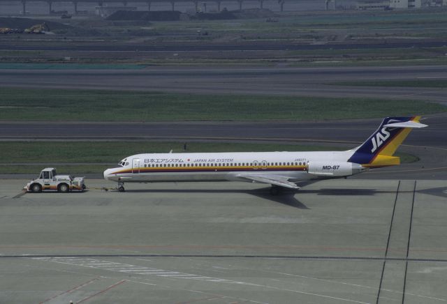 McDonnell Douglas MD-87 (JA8371) - Traction at Tokyo-Haneda Intl Airport on 1999/06/21