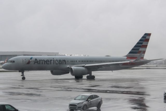 Boeing 757-200 (N187AN)