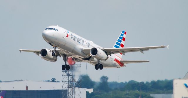 Airbus A320 (N680AW)