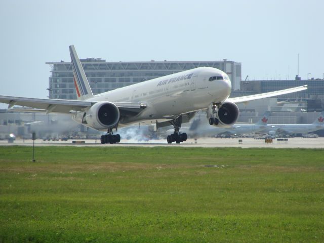 Boeing 777-200 (F-GSQS) - My best up to now. B777 landing on 6R at CYUL