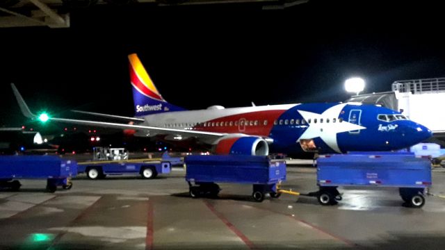 Boeing 737-700 — - "LONE STAR 1" Waiting for push back, KDAL-KAUS.br /Last run for the night.