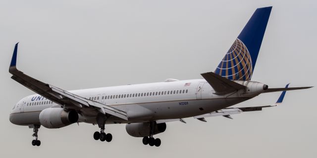 Boeing 757-200 (N12109) - United Airlines Boeing 757-224 arriving from Keflavik, Iceland landing on runway 29 at Newark on 8/4/21.