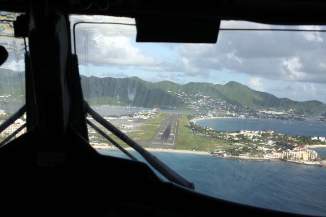 De Havilland Canada Twin Otter (PJ-WIL) - on short finals to Rwy 10 at SXM.  thanks to the crew for making this shot possible!