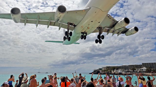 F-GLZU — - Au dessus de Maho Beach.