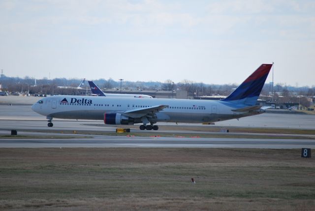 BOEING 767-300 (N139DL) - New Orleans Saints charter (DL8871) arriving for last regular season game against division rival, Carolina Panthers - 1/2/10