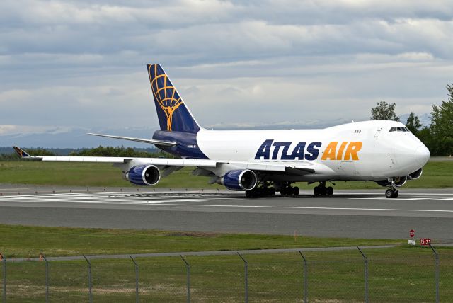 Boeing 747-400 (N408MC)