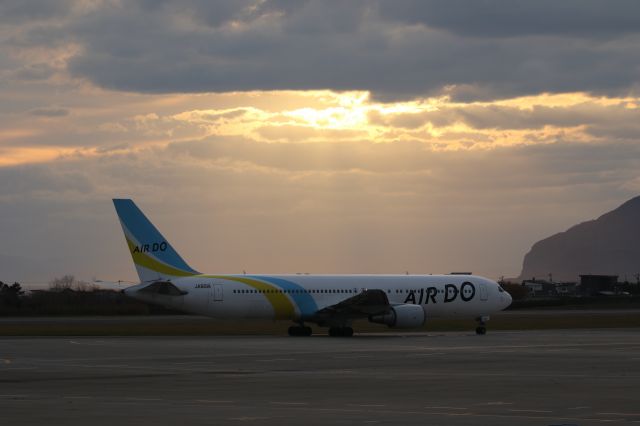 BOEING 767-300 (JA601A) - 05 November 2015:HND-HKD.