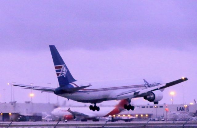 BOEING 767-200 (N319CM)