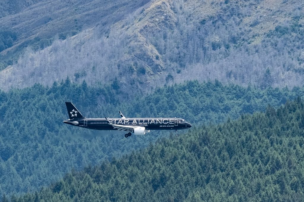 Airbus A321 (ZK-OYB) - Air New Zealand flight NZ619 in Star Alliance livery from Auckland AKL/NZAA on approach for runway 05 at Queenstown ZQN/NZQN