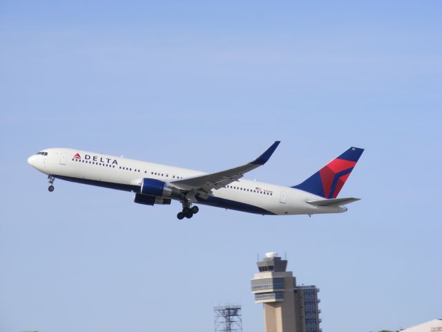 BOEING 767-300 (N191DL) - Delta Flt.762 to CDG takeoff with control tower