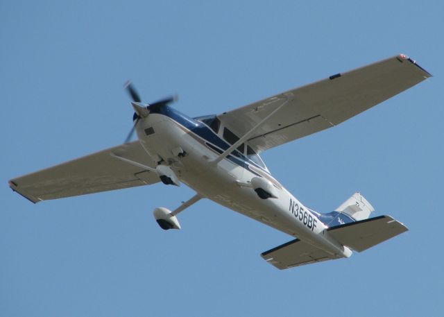 Cessna Skylane (N356BF) - Taking off from 32 at Downtown Shreveport.