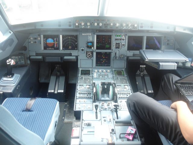 N822 — - cockpit