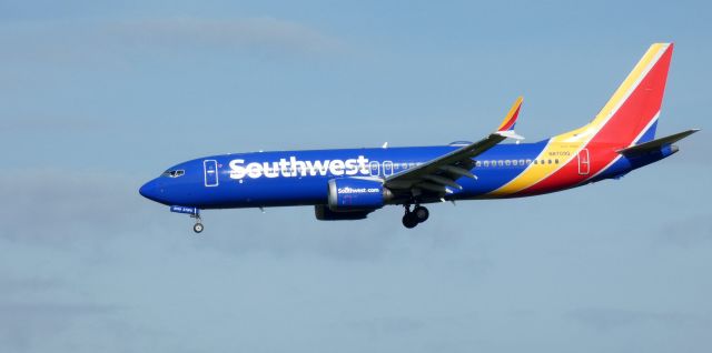 Boeing 737 MAX 8 (N8709Q) - On short final is this 2017 Southwest Airlines Boeing 737-8 in the Autumn of 2022.