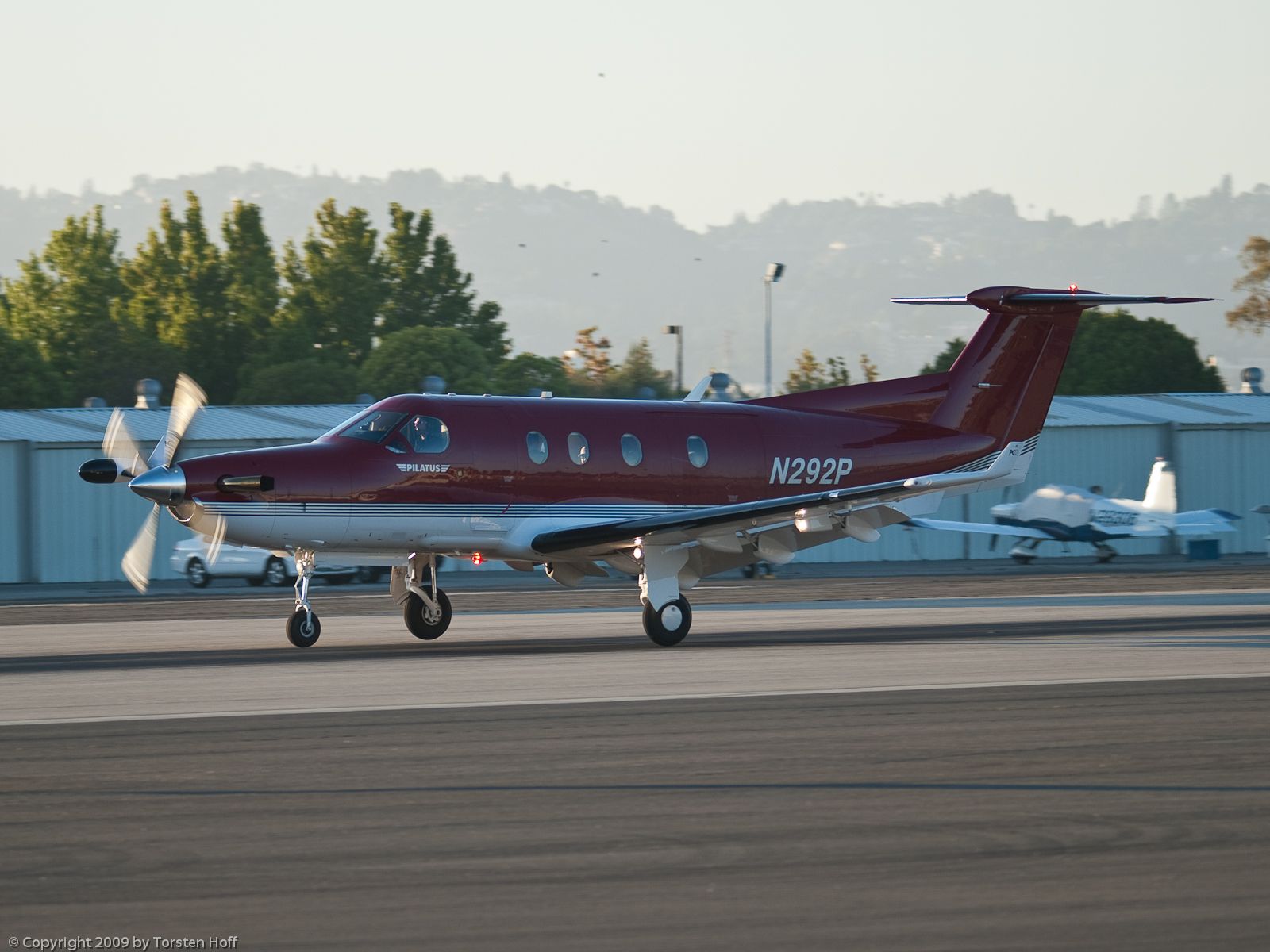 Pilatus PC-12 (N292P) - N292P arriving on RWY 21