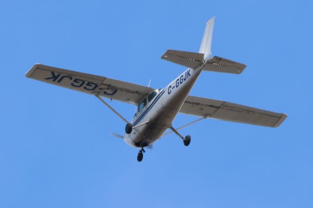 Cessna Skyhawk (C-GGJK) - C-GGJK Cessna Skyhawk 172M Cargair Ltd. Survolant la ville de Lavaltrie QC. Le 06-04-2025 à 13:51.