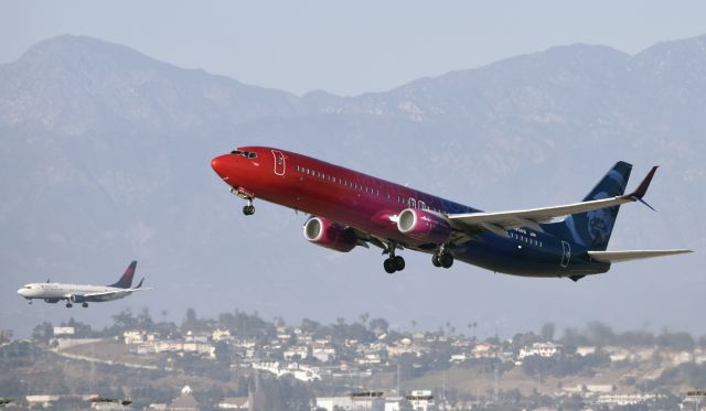 Boeing 737-900 (N493AS) - Departing LAX