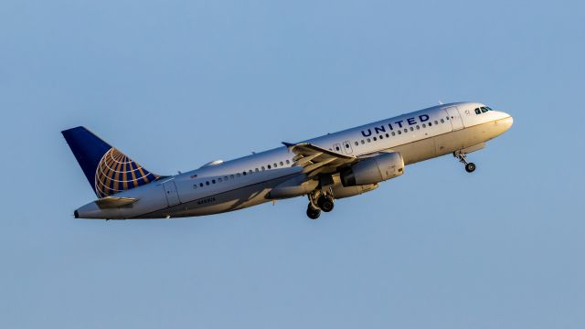 Airbus A320 (N493UA) - United Airlines A320 taking off from at PHX on 8/1/22. Taken with a Canon 850D and Sigma 150-600mm Contemporary lens.