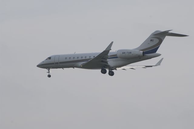 Bombardier Global 5000 (9M-TAN) - Final Approach to NRT Airport Runway 34L on 2011/10/10