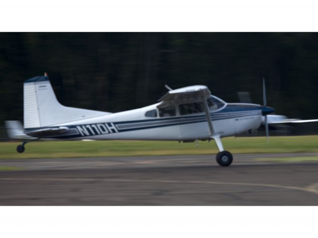 Cessna Skywagon 180 (N11DH) - Perfect landing runway 08 at Danbury CT.