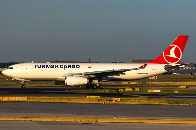 Airbus A330-200 (TC-JDS) - evening sun