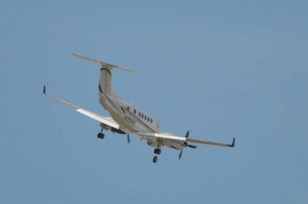 Beechcraft Super King Air 300 (N225MW)