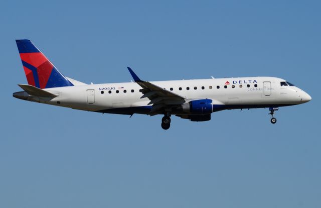 Embraer 170/175 (N205JQ)