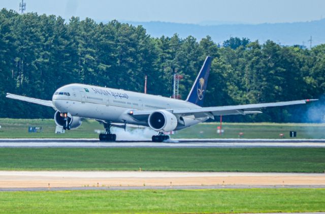 BOEING 777-300 (HZ-AK41)