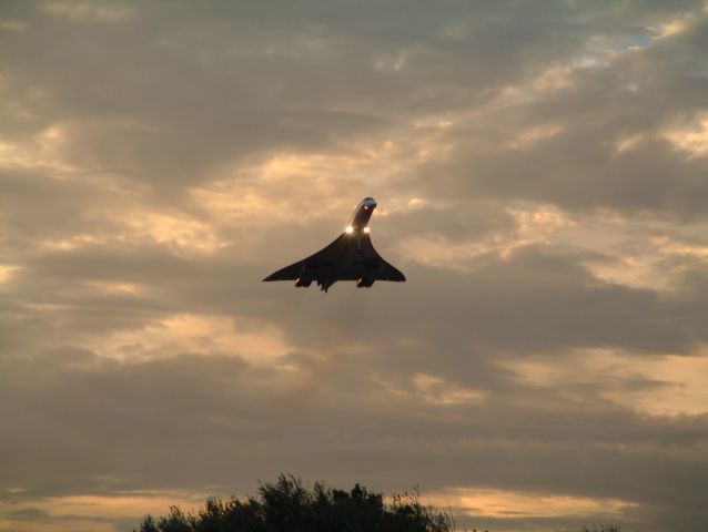 Aerospatiale Concorde (G-BOAD) - British Airways Concorde landing at dusk