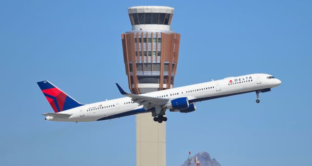 Boeing 757-200 (N596NW) - phoenix sky harbor international airport 18MAR21