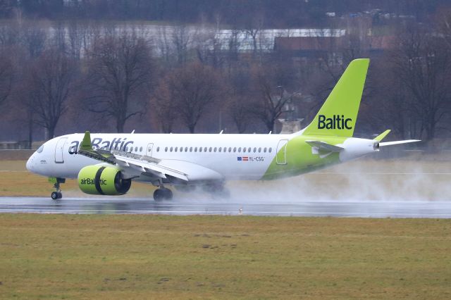 Airbus A220-300 (YL-CSG)
