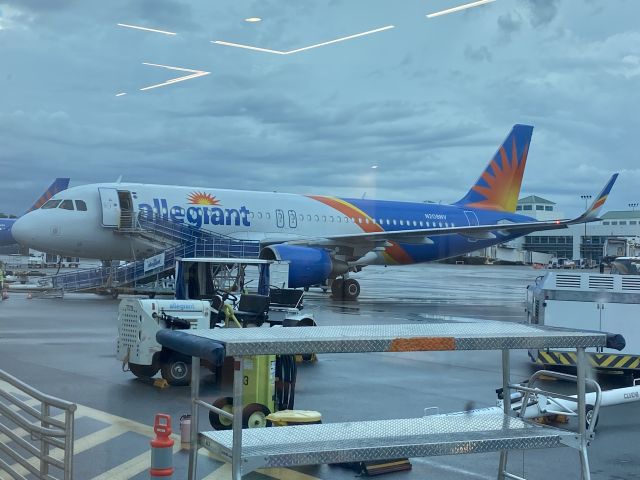 Airbus A320 (N208NV) - Date Taken: June 27, 2024br /Sitting at Gate C3 while waiting for it's flight to Peoria (PIA).