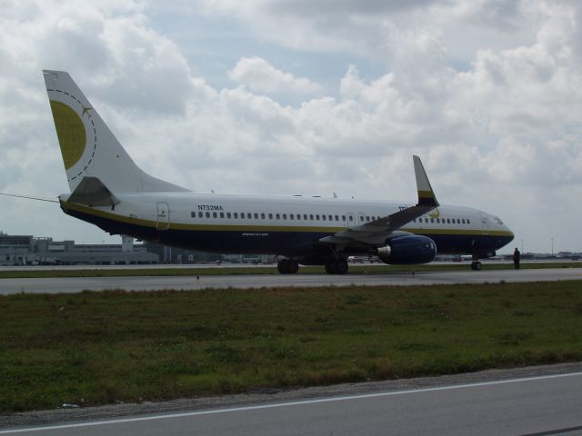 Boeing 737-700 (N732MA)