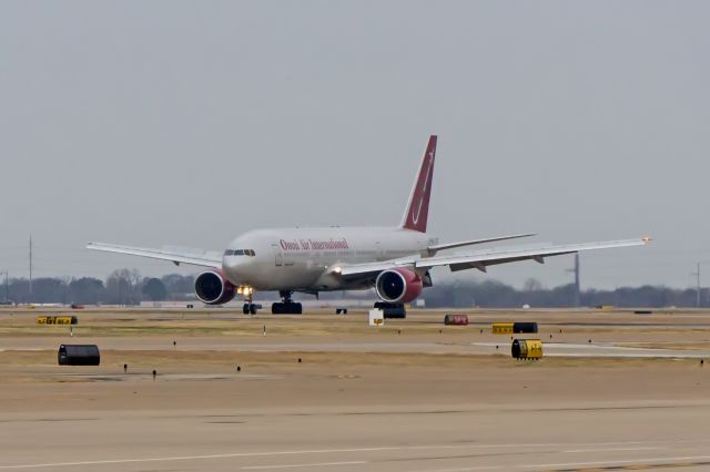 Boeing 777-200 —