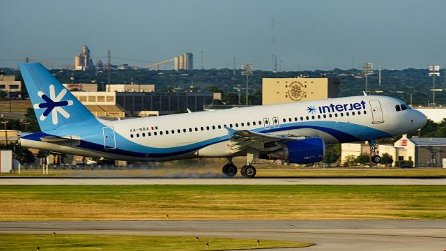 Airbus A320 (XA-NBA) - 13R arrival.