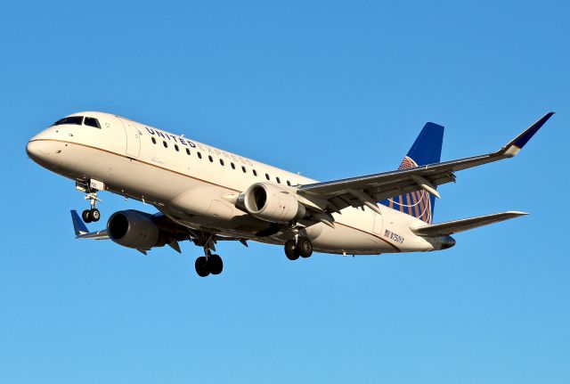 Embraer 175 (N750YX) - United Express E-175 landing on runway 29 at Newark.