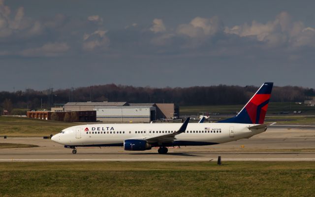 Boeing 737-800 (N3734B)