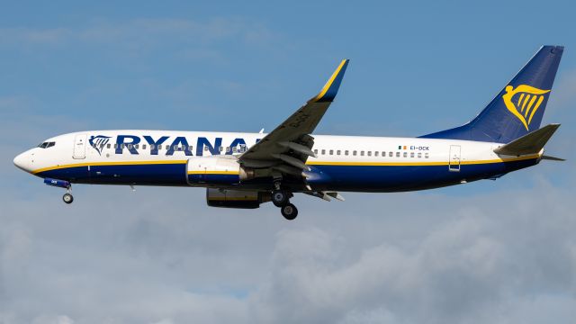 Boeing 737-800 (EI-DCK)