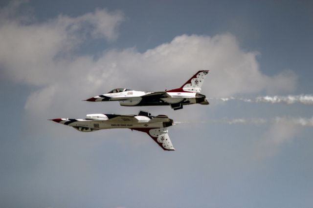 Lockheed F-16 Fighting Falcon — - Fairchild Skyfest 2014 Thunderbirds Routine