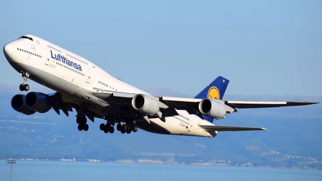 BOEING 747-8 (D-ABYF) - The Lufty Queen rocketing out of KSFO!