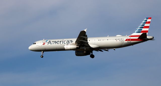 Airbus A321 (N923US) - On final is this 2015 American Airlines Airbus A321-231 from the Autumn of 2020.