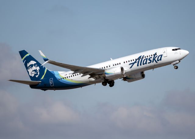 Boeing 737-800 (N523AS)