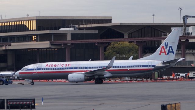 Boeing 737-800 (N957AN)