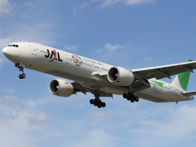 Boeing 777-200 (JA73LJ) - Japan Airlines B777-300ER with enviromentally friendly green livery.