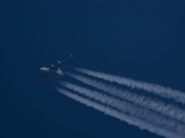 Boeing Globemaster III (00-0178) - 1-2-15. USAF C-17 Globemaster III 00-0178  "Reach 984" Passes Overhead West Lancashire UK at Altitude 34,000ft Leaving an epic chemtrail in her wake in the winter sunlight.br /br /Pentax K-5.