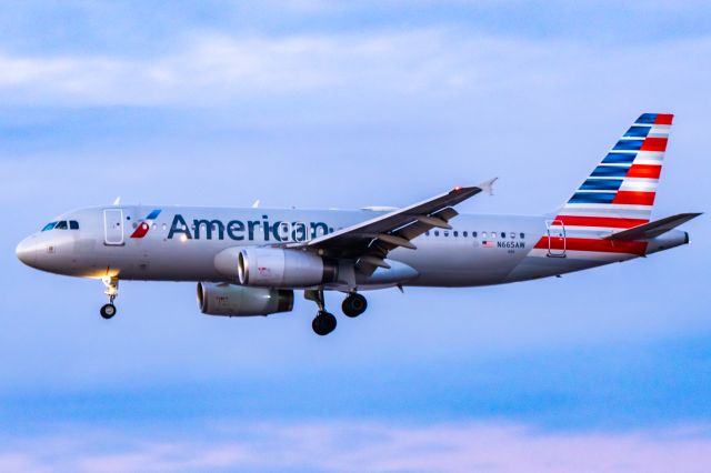 Airbus A320 (N665AW) - American Airlines A320 landing at PHX on 12/18/22. Taken with a Canon R7 and Tamron 70-200 G2 lens.