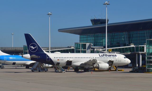 Airbus A320 (D-AIZC) - Lufthansa Airbus A320-214 D-AIZC in Porto 