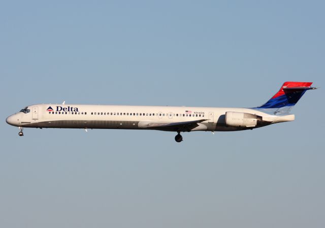 McDonnell Douglas MD-90 (N914DN) - Delta 1249 from CVG. Final for 36R at MCO.